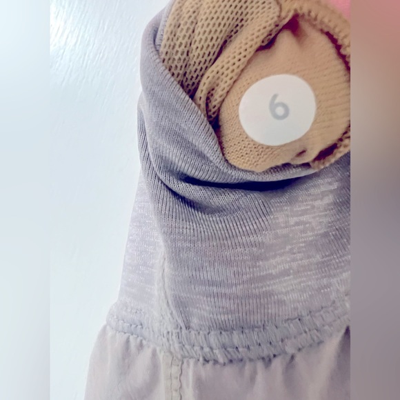 LULULEMON SIZE 6 Venus Tank light gray with built in bra! EUC! No flaws! - Picture 5 of 5